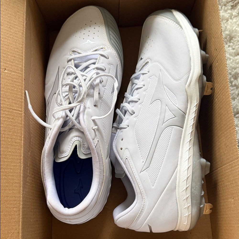 Mizuno Sweep 5 Softball Shoes - White size 11